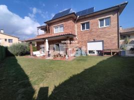 Houses (villa / tower), 238.00 m², almost new, Calle Torelló