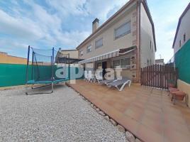 Houses (villa / tower), 210.00 m², almost new, Calle Rosa