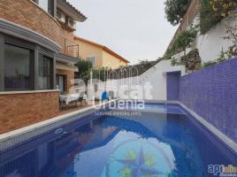Houses (terraced house), 415 m², almost new, Zona