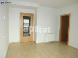 Flat, 68.00 m², near bus and train, almost new