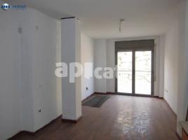 Flat, 80.00 m², near bus and train, almost new