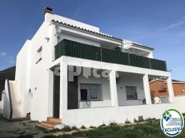 Houses (villa / tower), 199.00 m², almost new, Calle Baix Llobregat, 4