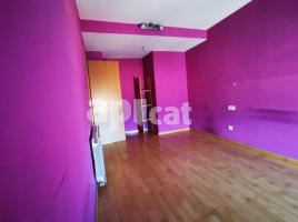Flat, 74.00 m², near bus and train, almost new