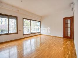 Flat, 91.00 m², close to bus and metro