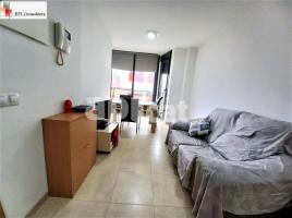 Flat, 64.00 m², near bus and train, almost new