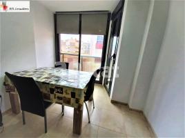 Flat, 64.00 m², near bus and train, almost new