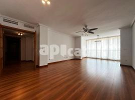 For rent flat, 141.00 m², near bus and train, almost new