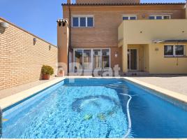 Houses (villa / tower), 379.00 m², almost new, Calle Moreres, 86