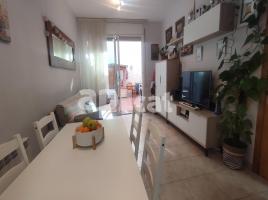 Flat, 82.00 m², near bus and train, almost new