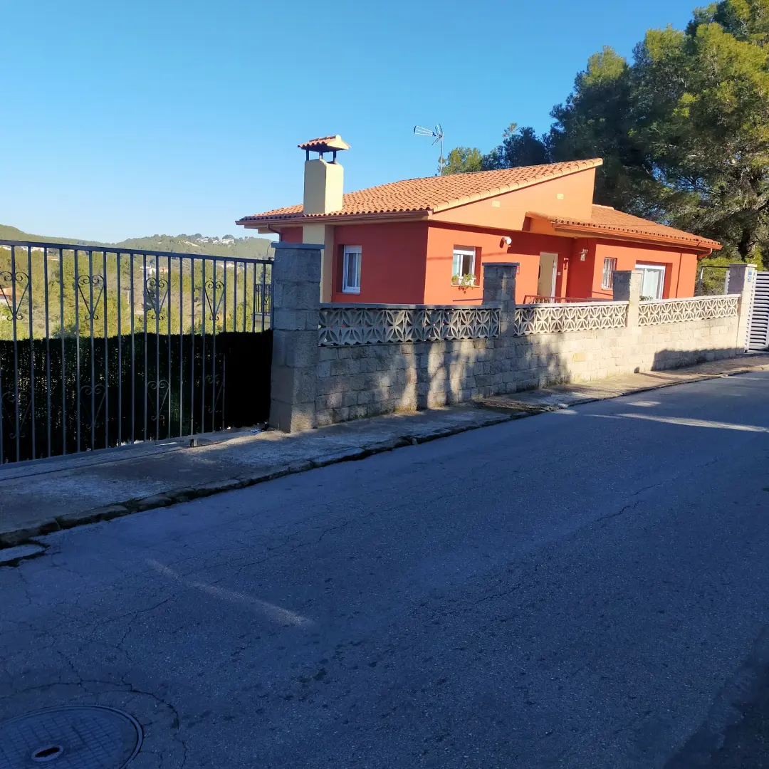 Houses (villa / tower), 150.00 m², near bus and train, Calle Tomas Breton