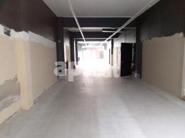 Lloguer local comercial, 224.00 m², prop de bus i tren