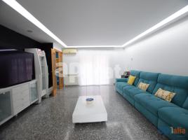 Casa (unifamiliar adosada), 324.00 m², cerca de bus y tren