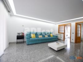 Casa (unifamiliar adosada), 324.00 m², cerca de bus y tren