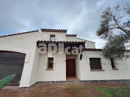 Casa (unifamiliar aislada), 254.00 m², cerca de bus y tren, seminuevo