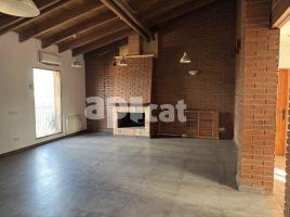 Casa (unifamiliar aislada), 320.00 m², cerca de bus y tren, seminuevo