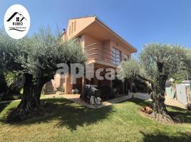 Casa (unifamiliar aislada), 326.00 m², cerca de bus y tren