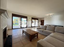 Houses (villa / tower), 318.00 m², almost new, Calle Comtes de Peralada, 39