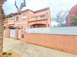 Casa (unifamiliar aislada), 171.20 m², cerca de bus y tren, seminuevo