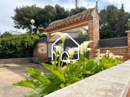 Houses (detached house), 388.00 m², near bus and train, almost new