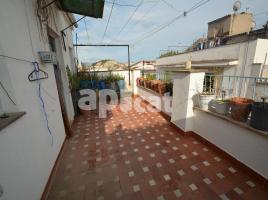  (unifamiliar aïllada), 218.00 m², حافلة قرب والقطار