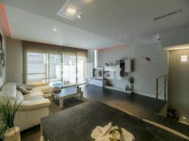 Casa (unifamiliar adosada), 223.00 m², cerca de bus y tren, seminuevo