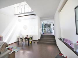  (unifamiliar aïllada), 572.00 m², 附近的公共汽車和火車, 九成新
