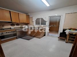 Pis, 85.00 m², prop de bus i tren, Les roquetes