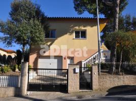 Houses (villa / tower), 175.00 m², almost new, Calle Puigcerdà
