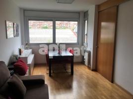 Flat, 90.00 m², close to bus and metro, almost new
