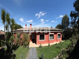 Houses (villa / tower), 300.00 m², near bus and train, almost new