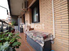 Flat, 107.00 m², close to bus and metro, almost new